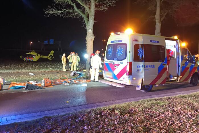 Automobilist ernstig gewond bij botsing tegen boom
