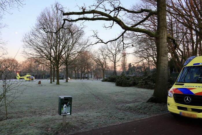 Traumahelikopter geland voor man op fietspad