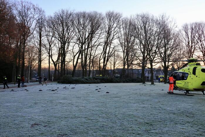 Traumahelikopter geland voor man op fietspad