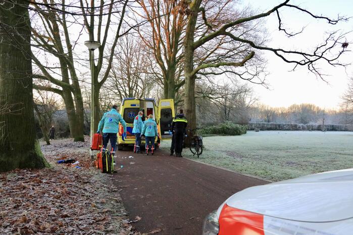 Traumahelikopter geland voor man op fietspad
