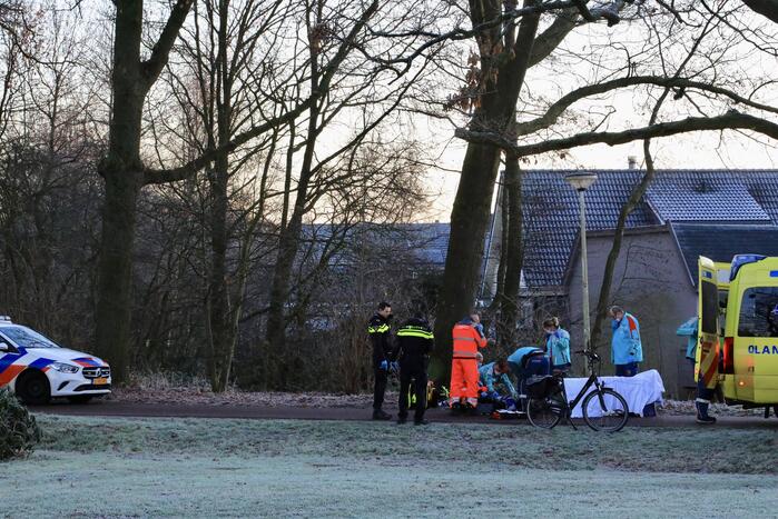 Traumahelikopter geland voor man op fietspad