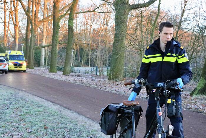 Traumahelikopter geland voor man op fietspad