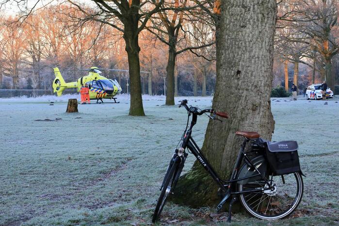 Traumahelikopter geland voor man op fietspad