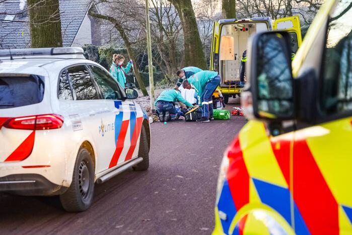 Traumahelikopter geland voor man op fietspad