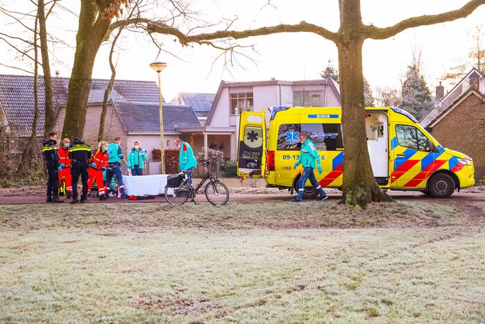 Traumahelikopter geland voor man op fietspad