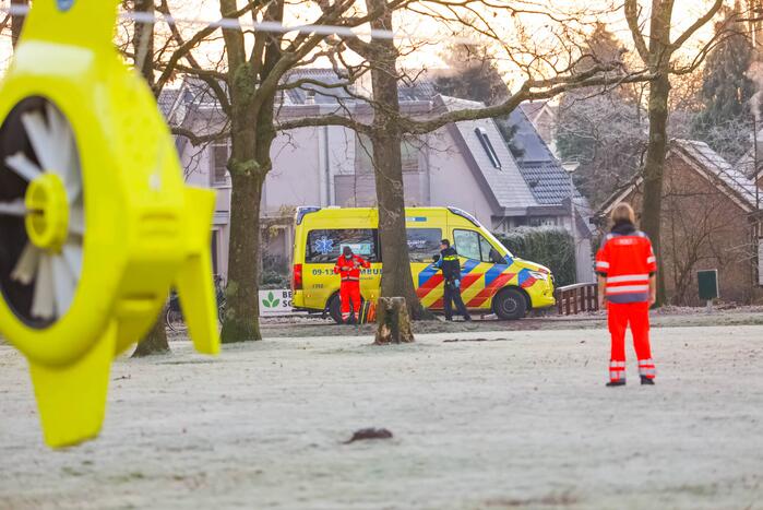 Traumahelikopter geland voor man op fietspad