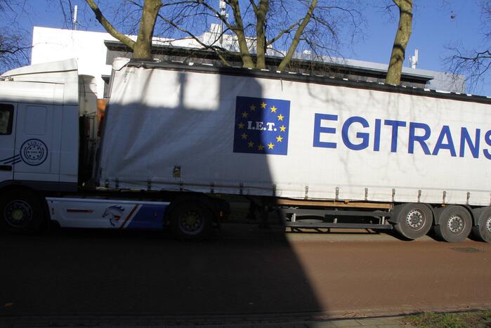Vrachtwagen rijdt met oplegger tegen spoorbrug