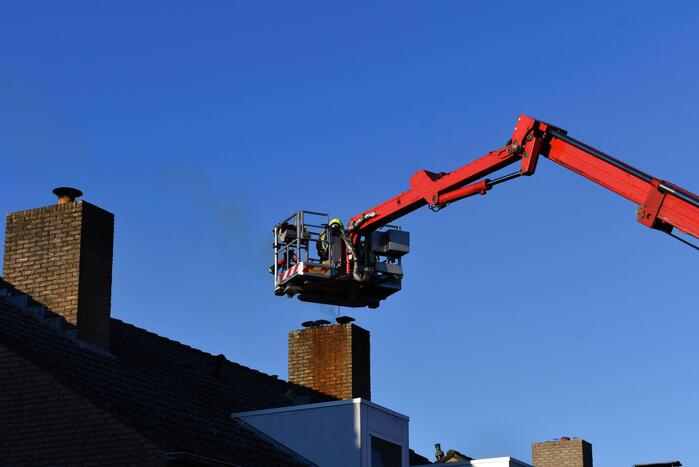 Brandweer veegt schoorsteen na brand