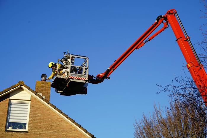 Brand in schoorsteen van woning