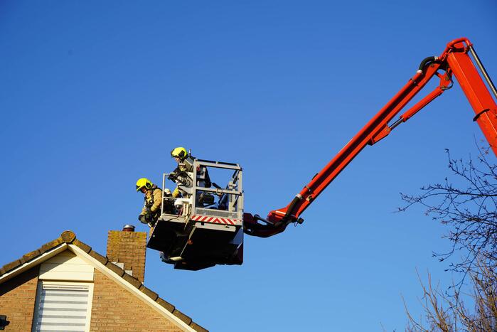 Brand in schoorsteen van woning