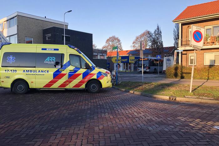 Fietser zwaargewond bij botsing met auto