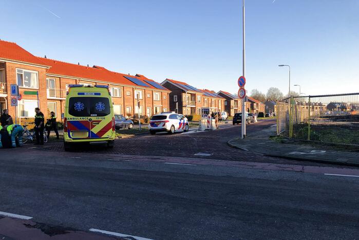 Fietser zwaargewond bij botsing met auto