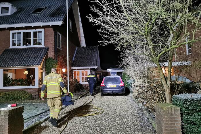 Brandweer blust brand in schuur naast woning