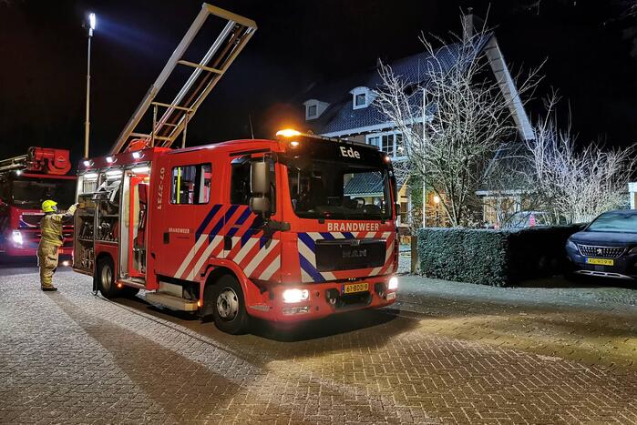 Brandweer blust brand in schuur naast woning