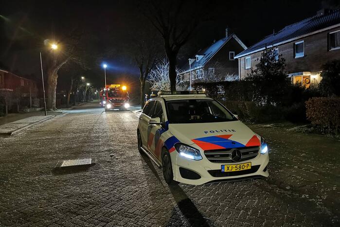 Brandweer blust brand in schuur naast woning