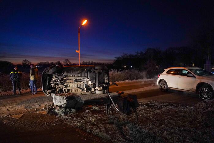 Automobilist belandt met auto op zijn kant