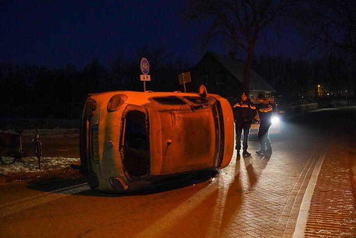Automobilist belandt met auto op zijn kant