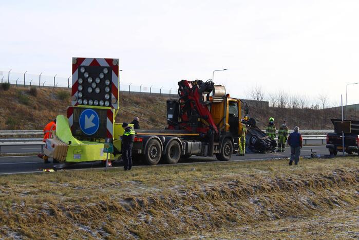 Auto slaat over de kop na botsing op pijlwagen