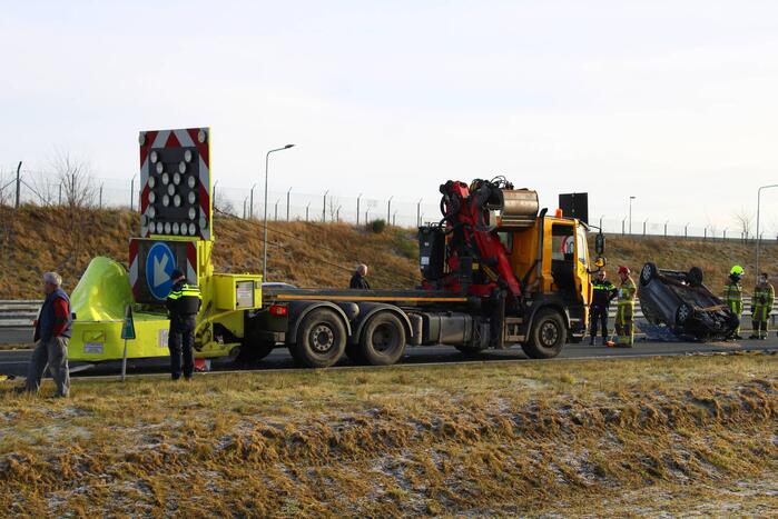 Auto slaat over de kop na botsing op pijlwagen