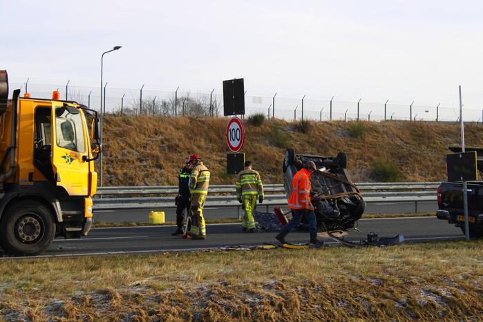Auto slaat over de kop na botsing op pijlwagen