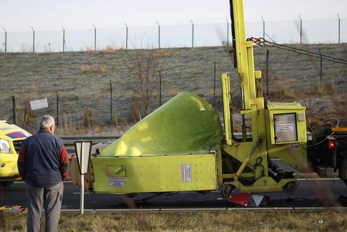 Auto slaat over de kop na botsing op pijlwagen