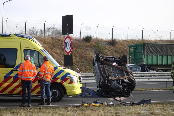 Auto slaat over de kop na botsing op pijlwagen
