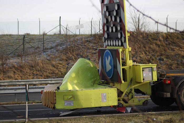 Auto slaat over de kop na botsing op pijlwagen