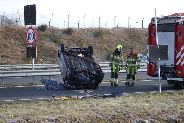 Auto slaat over de kop na botsing op pijlwagen