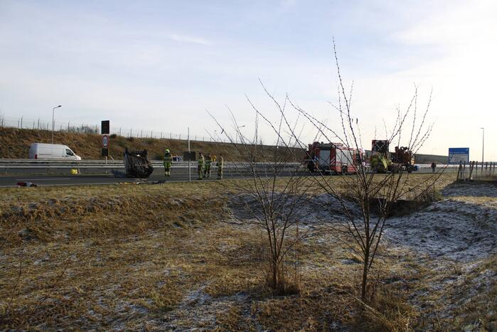 Auto slaat over de kop na botsing op pijlwagen
