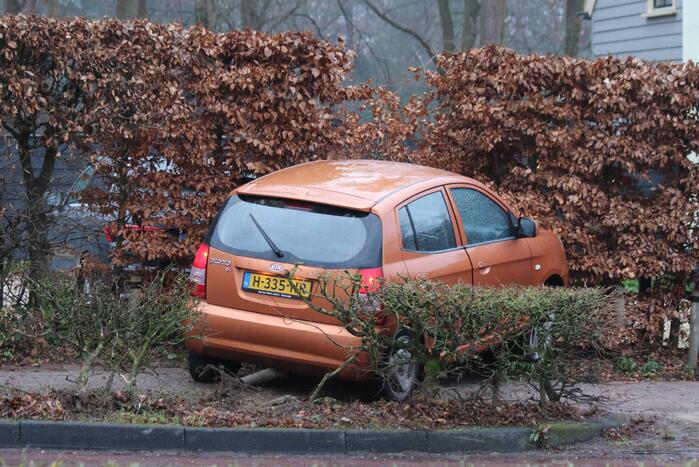 Auto rijdt door bosschage na ongeval
