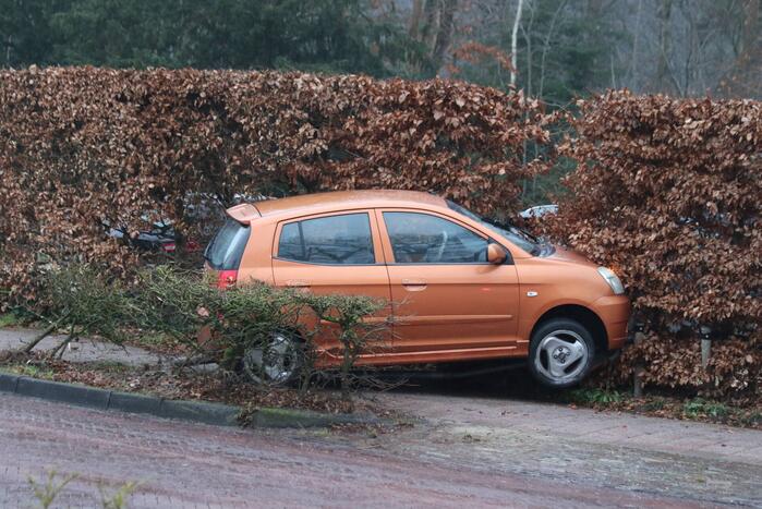 Auto rijdt door bosschage na ongeval