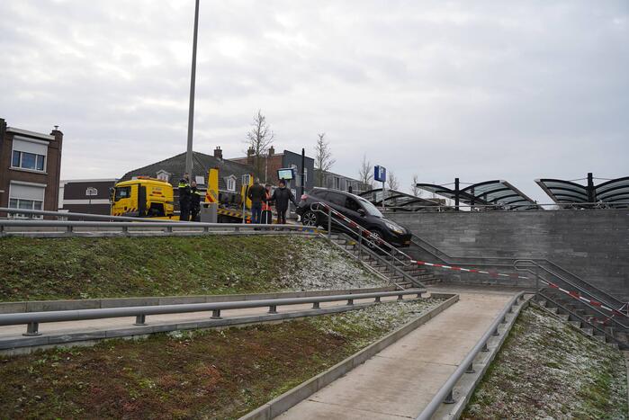Automobilist rijdt trap af van NS-station