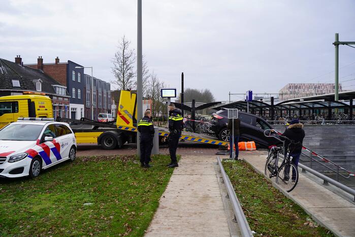 Automobilist rijdt trap af van NS-station