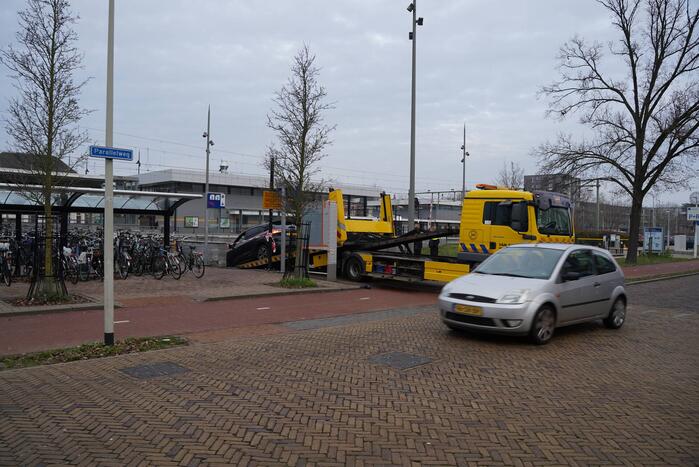 Automobilist rijdt trap af van NS-station