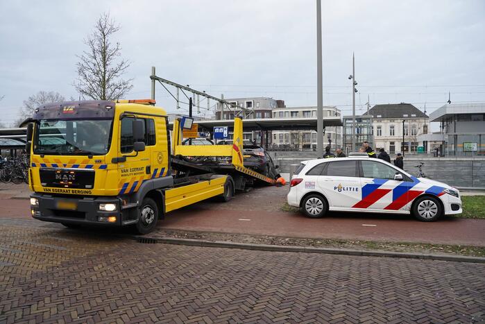 Automobilist rijdt trap af van NS-station