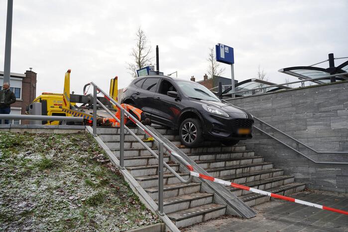 Automobilist rijdt trap af van NS-station