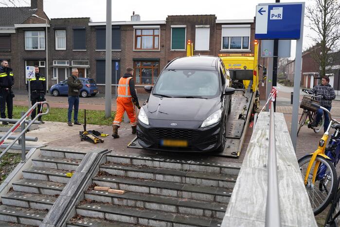 Automobilist rijdt trap af van NS-station