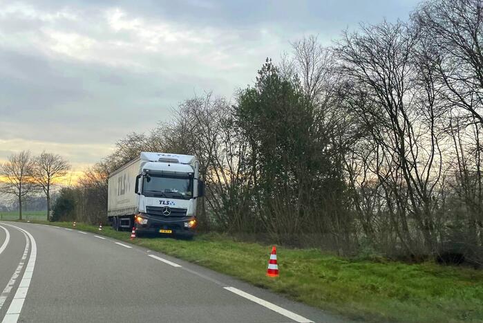 Vrachtwagen van de weg geraakt