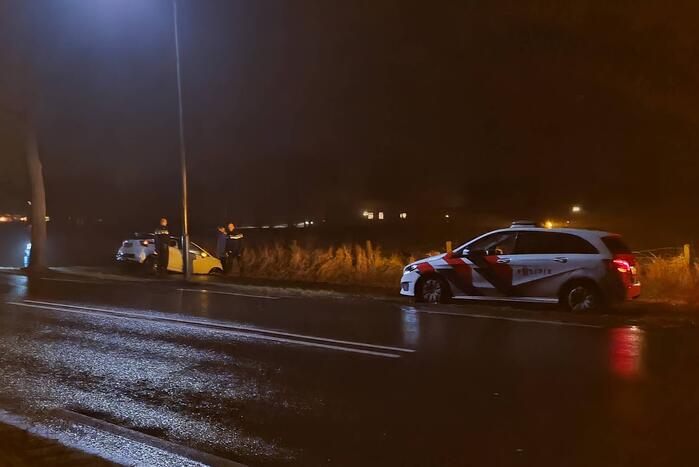 Automobilist raakt van de weg en botst op boom