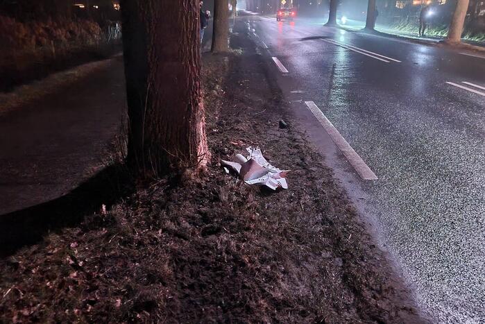 Automobilist raakt van de weg en botst op boom