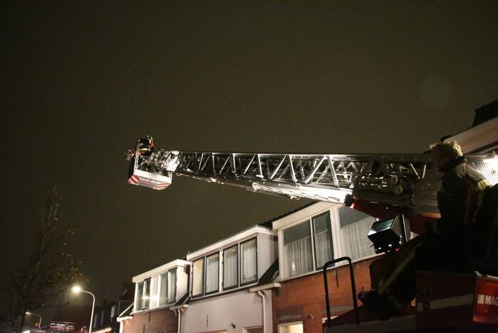 Rookontwikkeling door brand in schoorsteen van woning