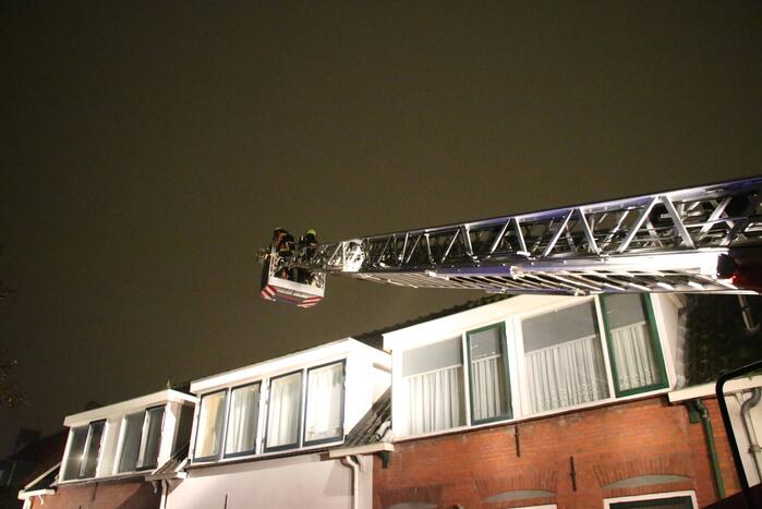 Rookontwikkeling door brand in schoorsteen van woning