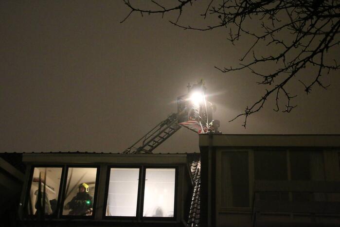 Rookontwikkeling door brand in schoorsteen van woning