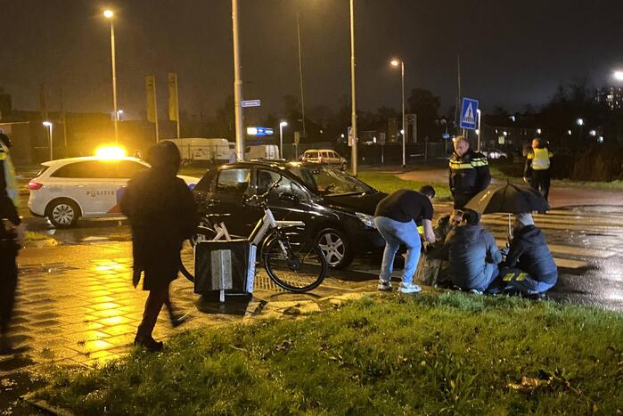 Gewonde bij botsing tussen auto en bezorgfiets