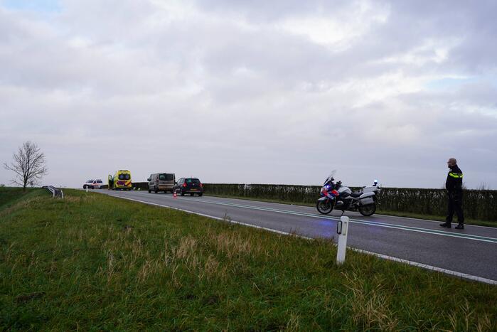 Auto op zijn kant bij verkeersongeval