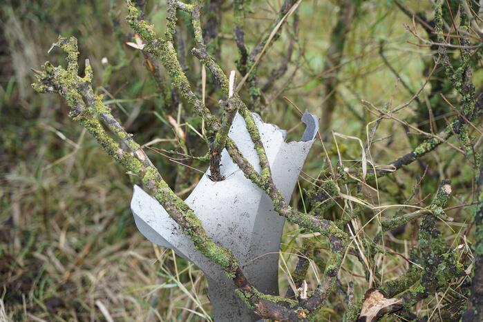 Auto op zijn kant bij verkeersongeval