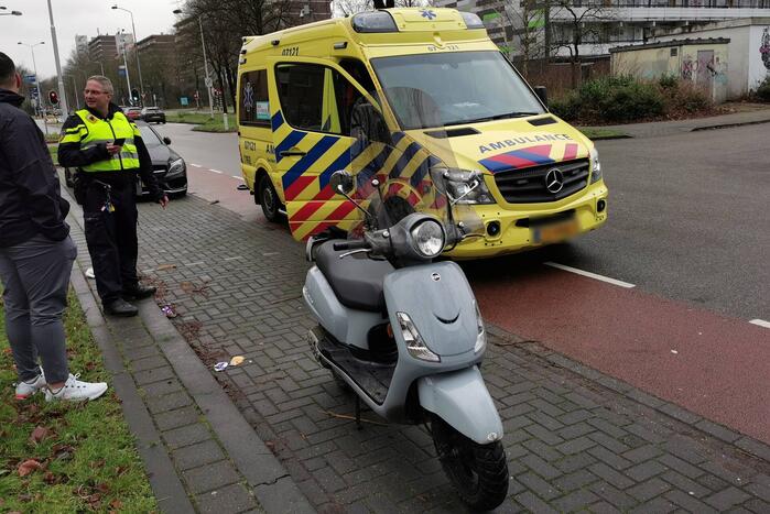 Scooterrijdster gewond na uitwijkmanoeuvre