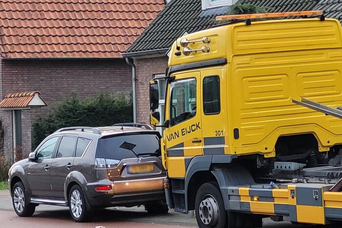 Auto loopt behoorlijk schade op bij botsing