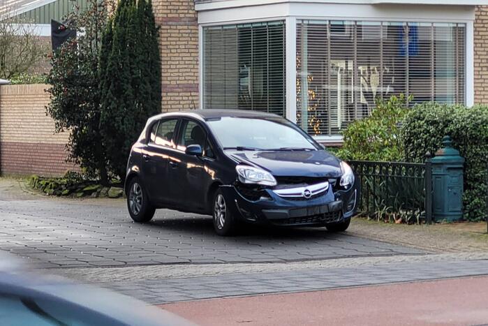 Auto loopt behoorlijk schade op bij botsing