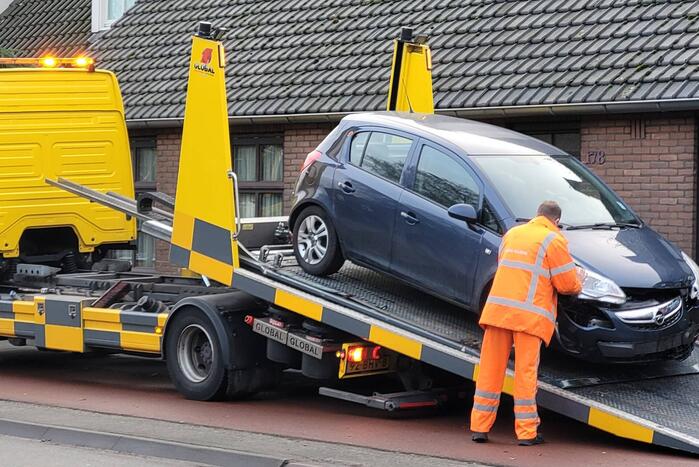 Auto loopt behoorlijk schade op bij botsing